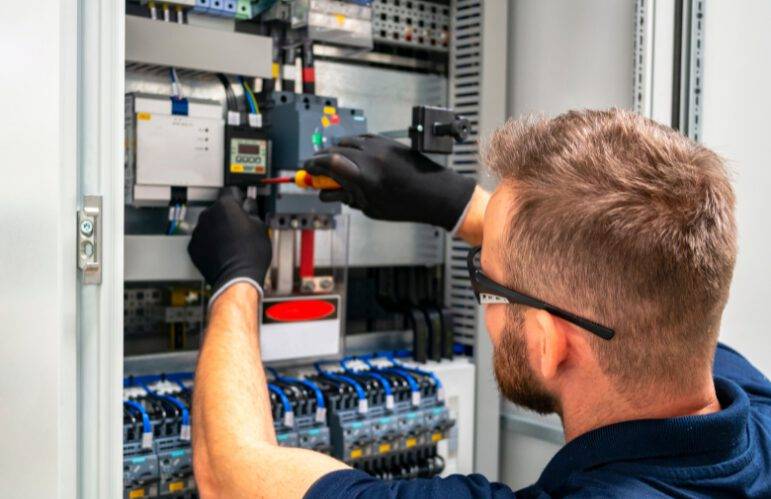 Service - Elektriker nimmt die Photovoltaikanlage in Betrieb